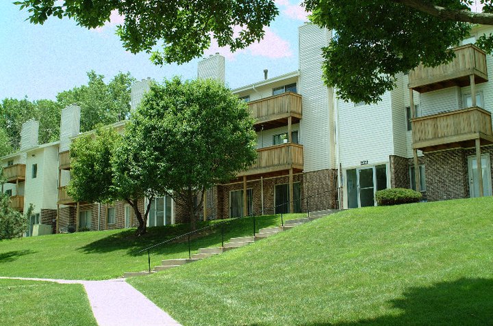 105pdf/Camelot_Village_Omaha_Building_on_hill.jpg