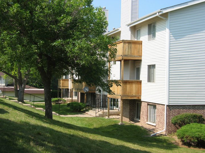 105pdf/Camelot_Village_Omaha_Building_with_balcony.jpg