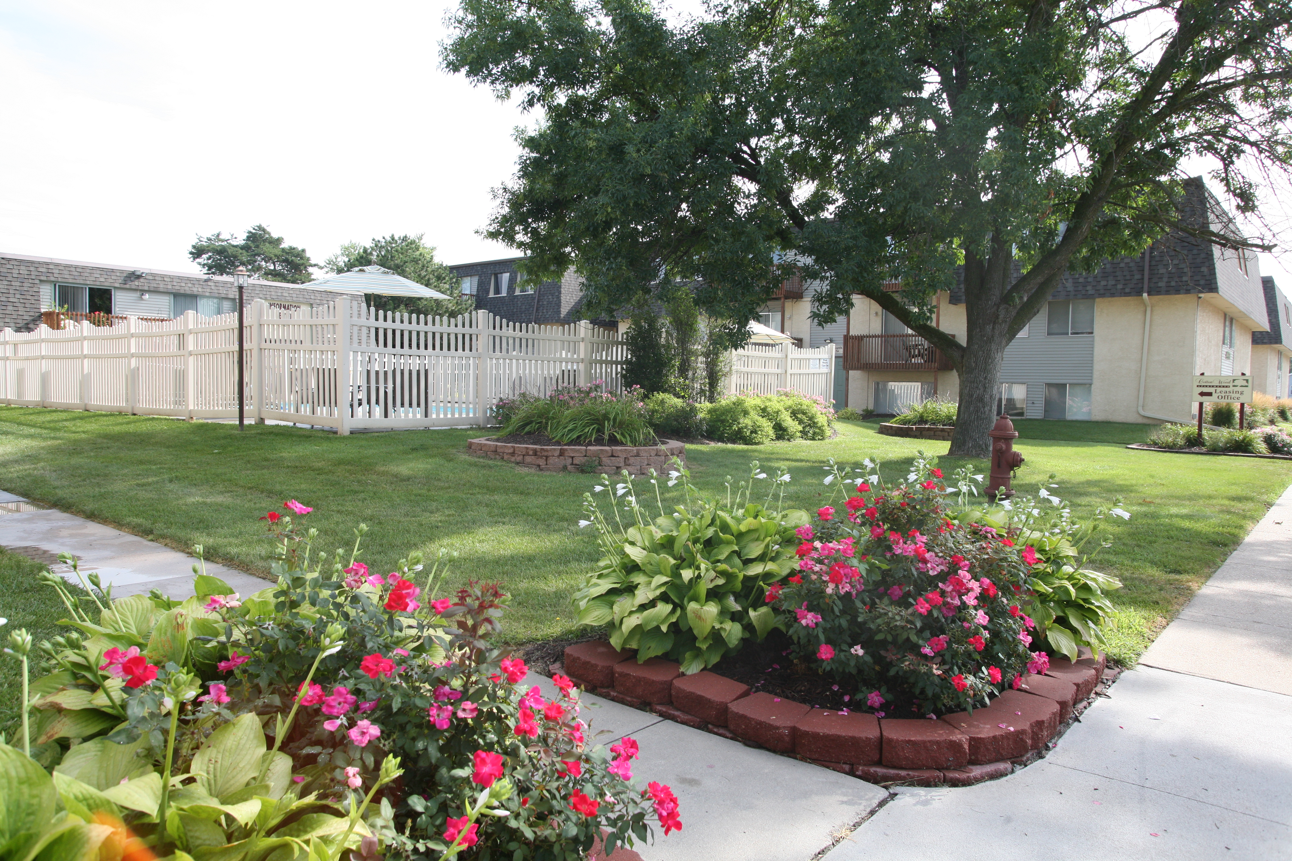 148PDF/Cottonwood_Apartments_Courtyard.jpg