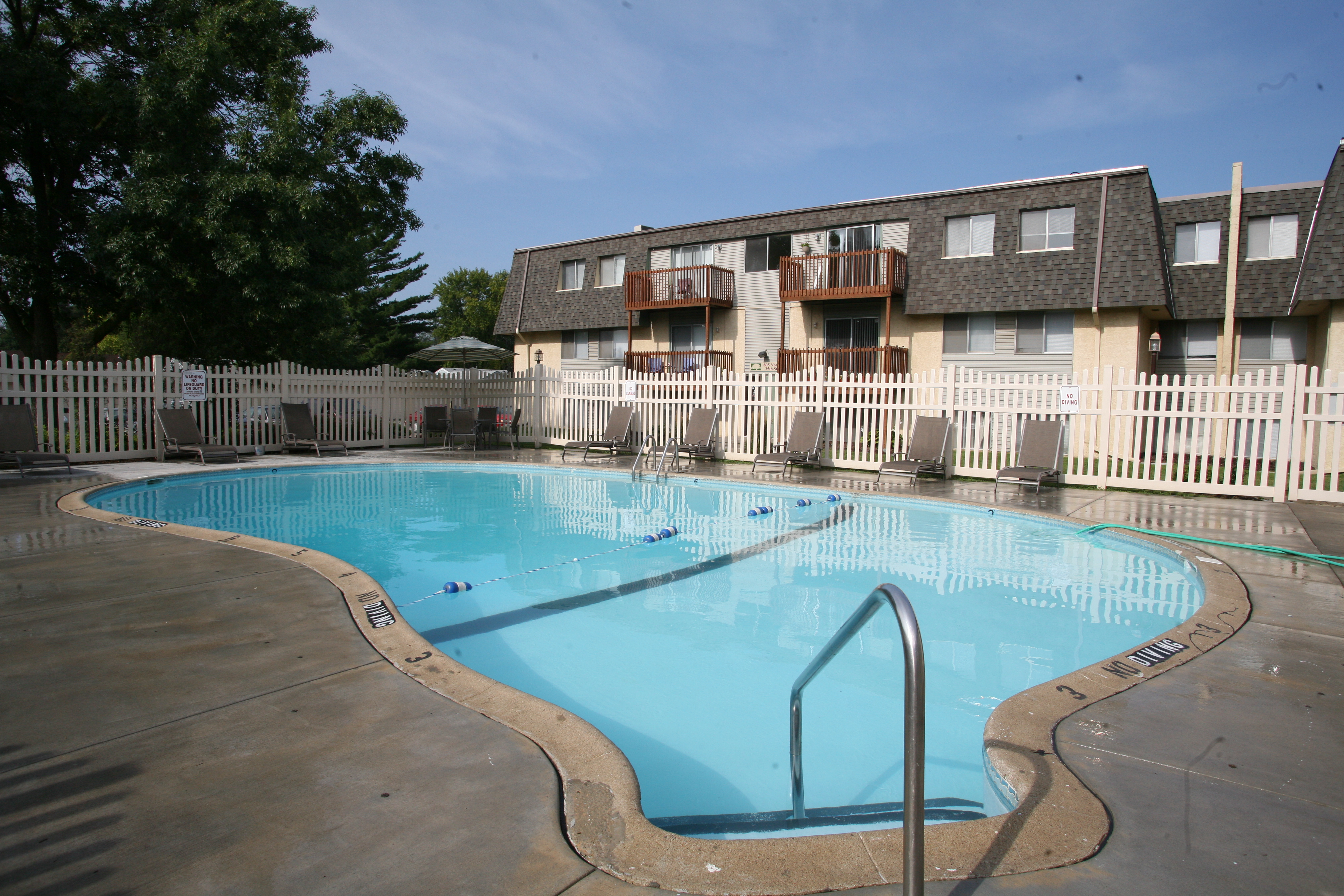 148PDF/Cottonwood_Apartments_Pool.jpg